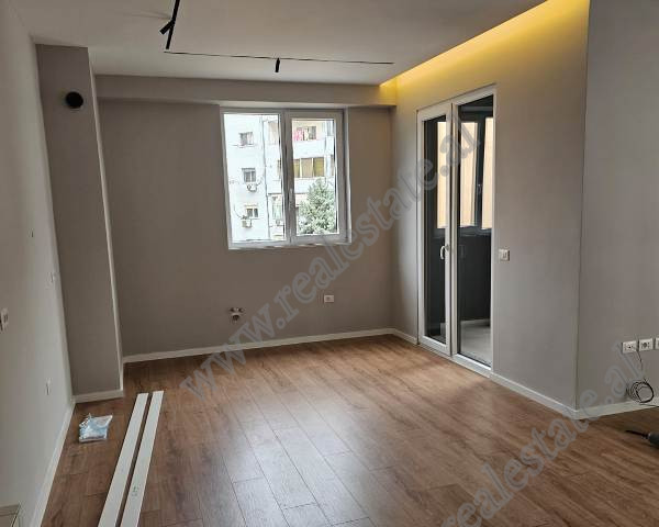 Apartament 2+1 me qira per zyra ne rrugen Anton Lufi prane Kompleksit Kika 2 ne Tirane.
Ndodhet ne 